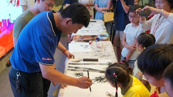 傳授盲畫技藝，共建有光世界——關(guān)愛(ài)盲童公益勵(lì)志活動(dòng)在南寧舉行